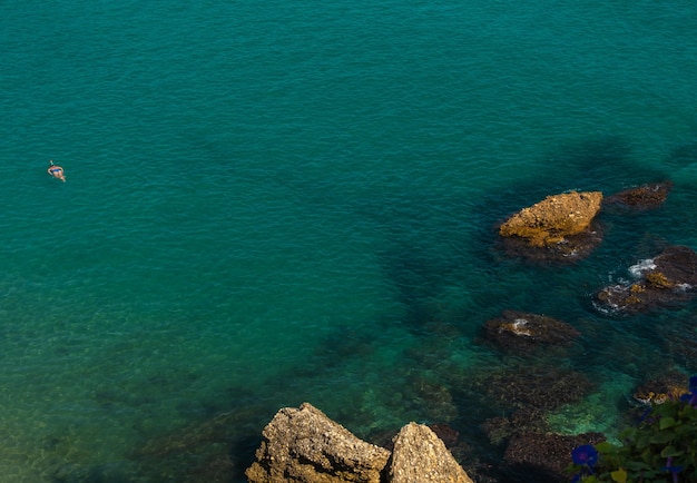 Vista aérea da bela praia de Nerja na Espanha