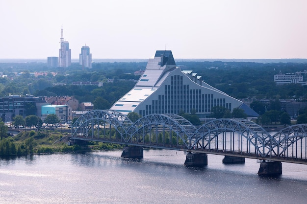 Vista aérea da Biblioteca Nacional da Letônia em Riga