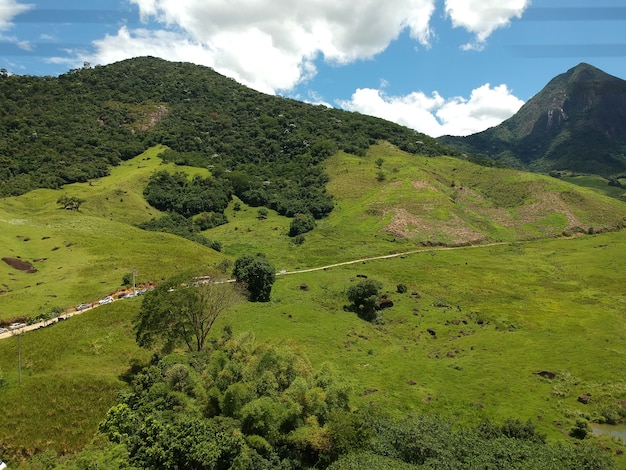 Vista aérea da Bicuda Grande, Macaé, Rio de Janeiro com montanhas e morros. Foto do drone