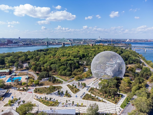 Foto vista aérea da biosfera de montreal no dia ensolarado de verão jeandrapeau park saint helens island um museu