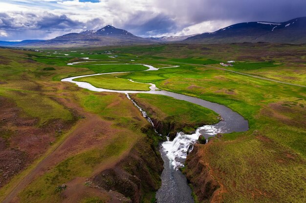 Vista aérea da cachoeira de Reykjafoss localizada perto de Varmahlid na Islândia