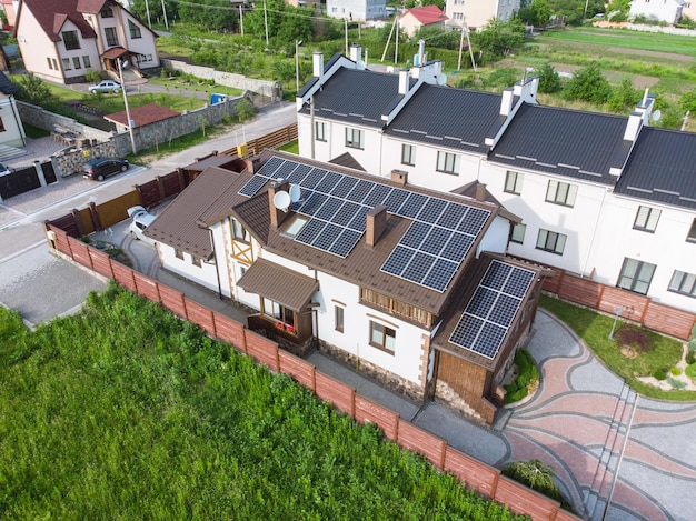 Vista aérea da casa com energia limpa do telhado solar