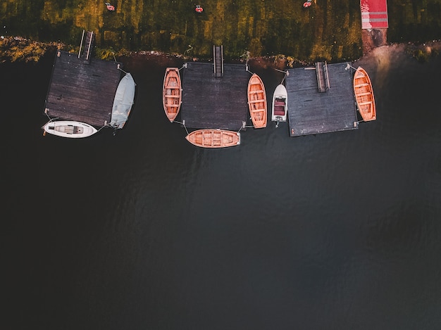 Vista aérea da casa de barcos. Barcos a remos ancorados no píer. Rússia, São Petersburgo.