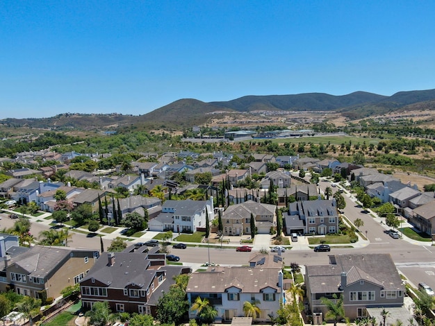 Vista aérea da casa de luxo de subdivisão moderna residencial no sul da Califórnia