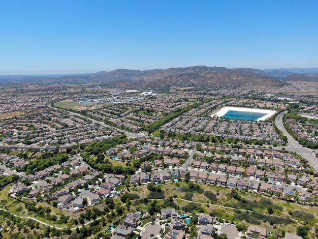 Vista aérea da casa de luxo de subdivisão moderna residencial no sul da Califórnia