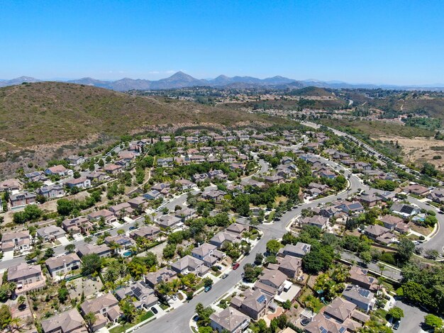 Vista aérea da casa de luxo de subdivisão moderna residencial no sul da Califórnia