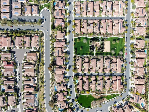 Vista aérea da casa de subdivisão residencial do Sul da Califórnia. Expansão urbana