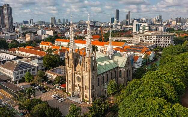 Vista aérea da catedral de jacarta. está localizada no centro de jacarta, perto da praça merdeka.