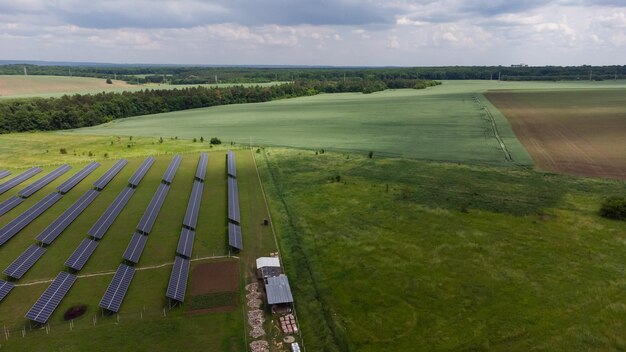 Vista aérea da célula solar da fazenda de painéis solares com luz solar. Voo de drone sobre campo de painéis solares, conceito de energia alternativa verde renovável.