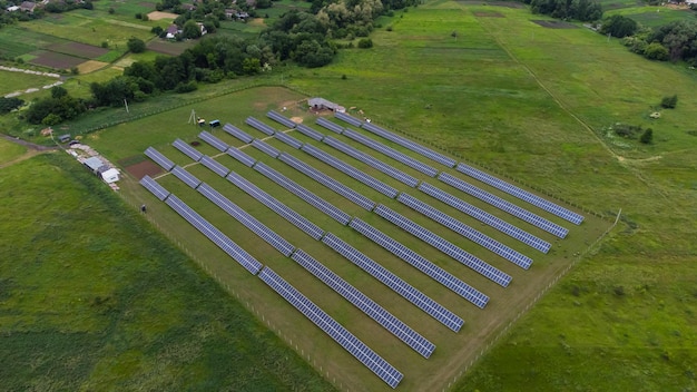 Vista aérea da célula solar da fazenda de painéis solares com luz solar. Voo de drone sobre campo de painéis solares, conceito de energia alternativa verde renovável.