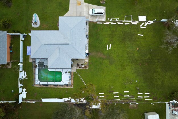 Vista aérea da cerca de quintal de plástico branco danificada após o furacão Ian na Flórida