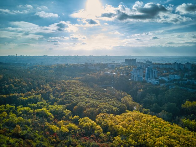 Vista aérea da cidade ao pôr do sol bela paisagem de outono