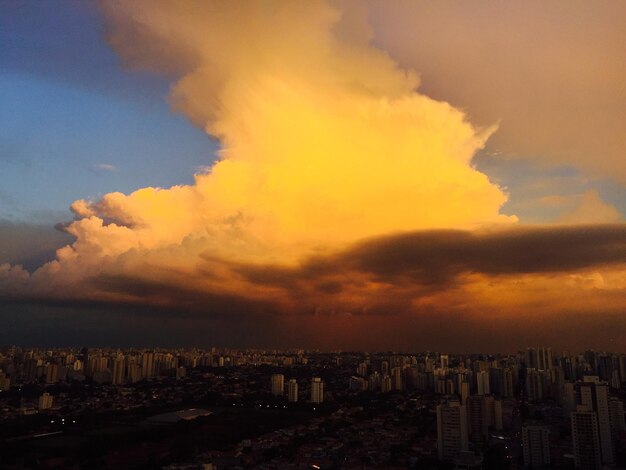 Foto vista aérea da cidade ao pôr-do-sol