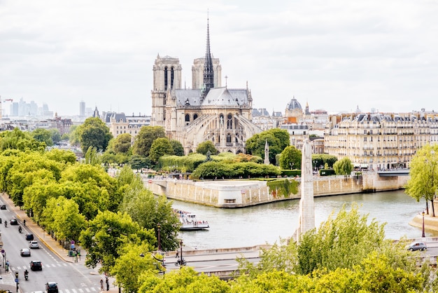 Vista aérea da cidade com a basílica de Notre Dame em Paris