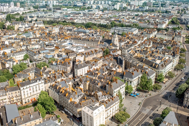 Vista aérea da cidade com belos edifícios na cidade de Nantes durante o tempo ensolarado na França