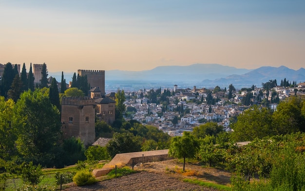 Vista aérea da cidade com centro histórico de Granada com parte do castelo de Alcazaba e Sierra Nevada ao fundo