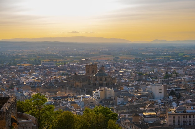 Vista aérea da cidade com centro histórico de Granada