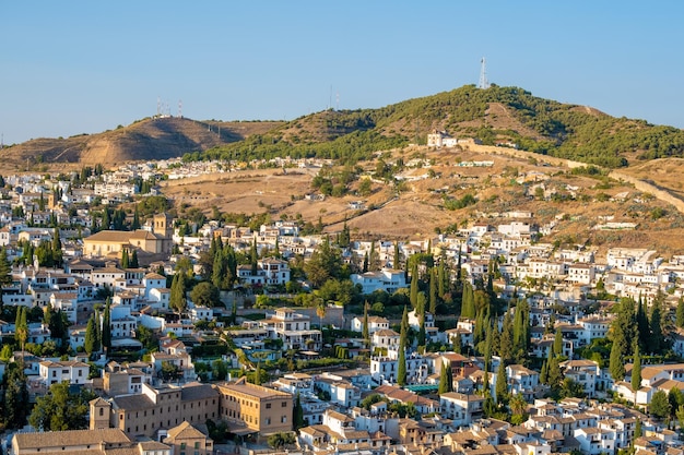 Vista aérea da cidade com centro histórico de Granada