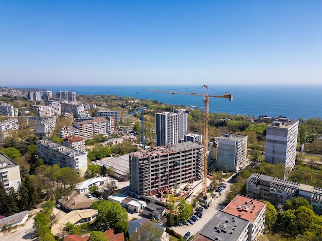 Vista aérea da cidade com um guindaste