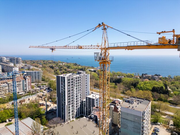 Vista aérea da cidade com um guindaste