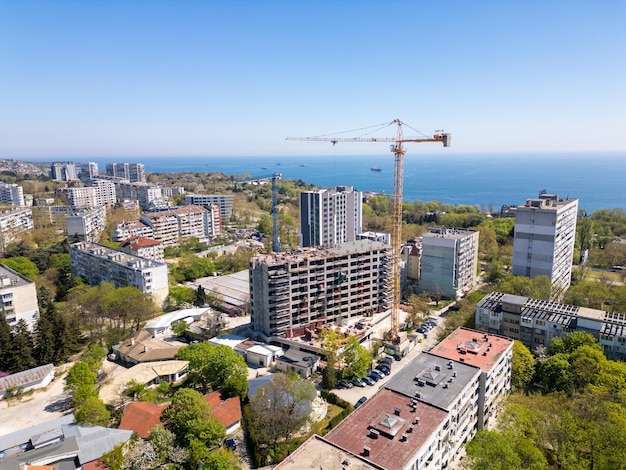 Foto vista aérea da cidade com um guindaste