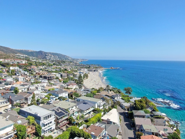 Vista aérea da cidade costeira de Laguna Beach com vilas nas colinas do sul da Califórnia