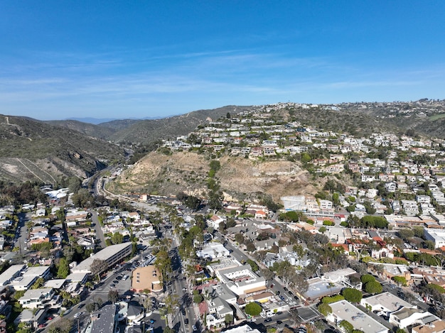 Vista aérea da cidade costeira de laguna beach com vilas nas colinas, litoral sul da califórnia, eua