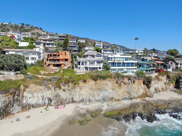 Vista aérea da cidade costeira de Laguna Beach e da praia do Sul da Califórnia EUA