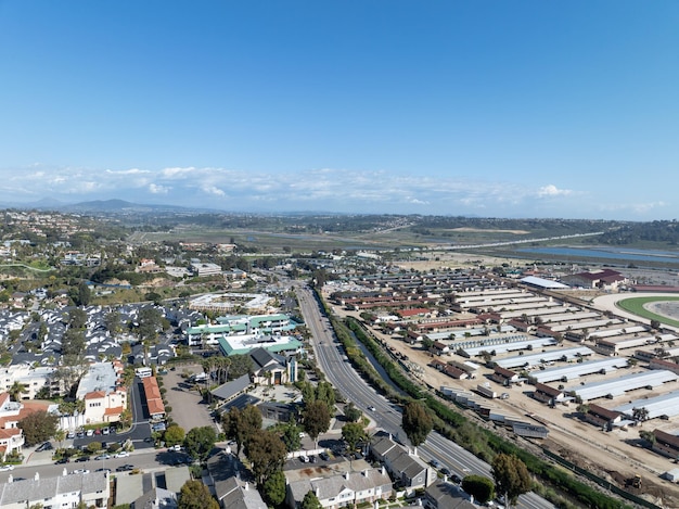 Vista aérea da cidade costeira de Solana Beach, no condado de San Diego, no sul da Califórnia, EUA