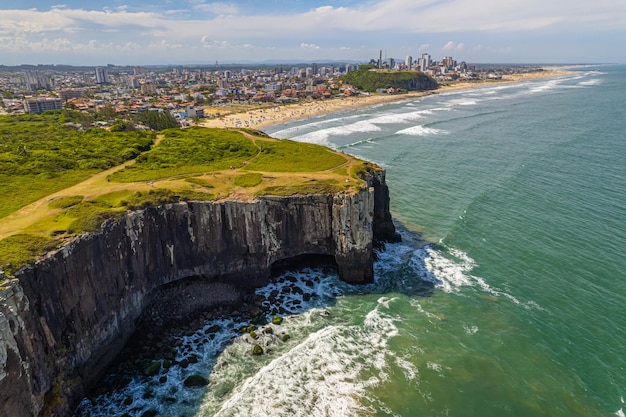 Vista aérea da cidade costeira de Torres Rio Grande do Sul Brasil no sul do Brasil