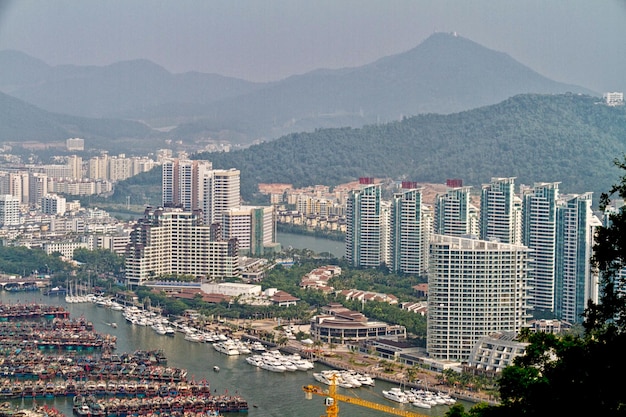 Vista aérea da cidade da ilha de China Hainan de Sanya