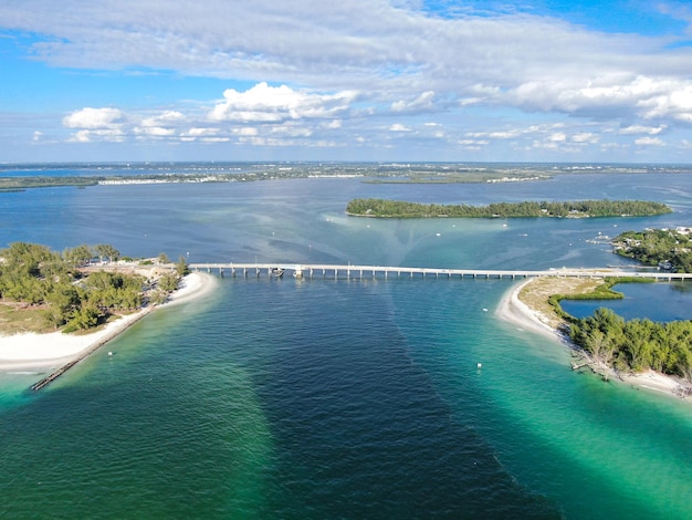 Vista aérea da cidade de Anna Maria Island e da ilha de barreira de praias na costa do Golfo da Flórida