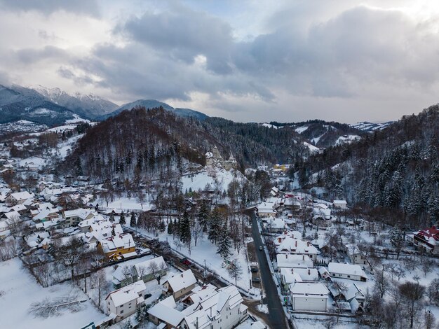 Vista aérea da cidade de Bran coberta de neve no inverno Romênia