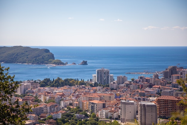 Vista aérea da cidade de budva com edifícios modernos e mar montenegro europa