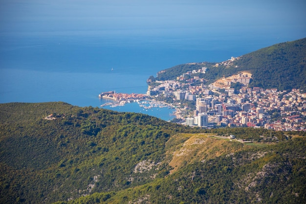 Vista aérea da cidade de Budva, em montenegro, panorama da costa adriática e montanhas verdes