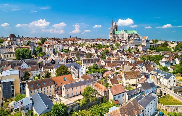 Vista aérea da cidade de chartres com a catedral de nossa senhora. um site no departamento de eure-et-loir da frança