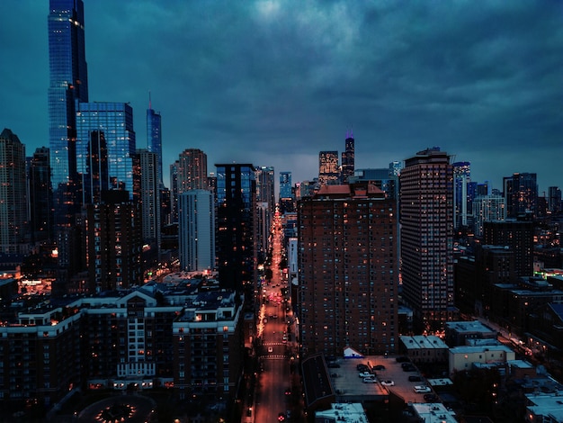 Foto vista aérea da cidade de chicago do convés de observação ao pôr-do-sol