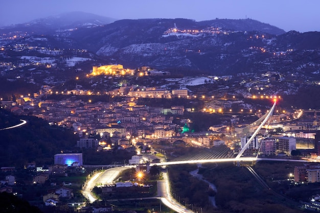 Vista aérea da cidade de Cosenza, na Calábria, Itália à noite