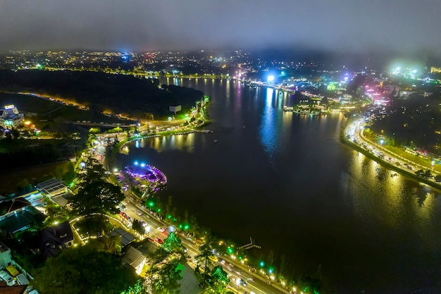 Vista aérea da cidade de Da Lat à noite belo destino turístico nas montanhas centrais do Vietnã