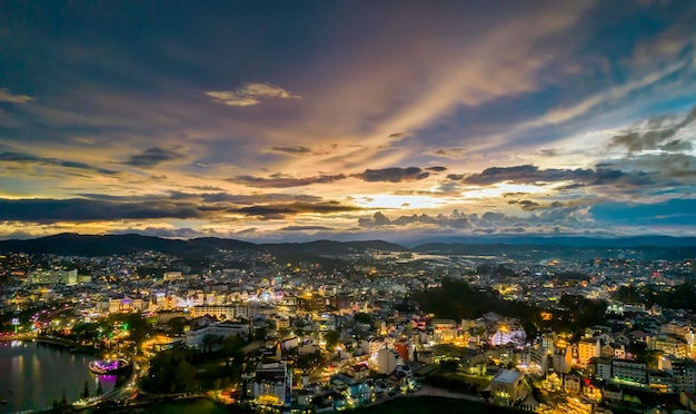 Vista aérea da cidade de Da Lat com céu pôr do sol belo destino turístico no planalto central do Vietnã