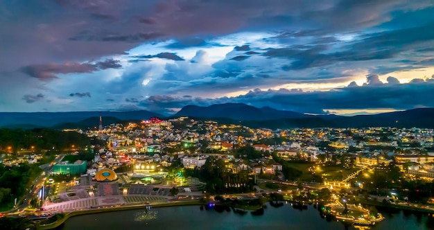 Vista aérea da cidade de Da Lat com céu pôr do sol belo destino turístico no planalto central do Vietnã