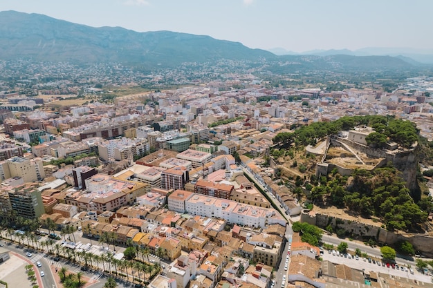 Vista aérea da cidade de destino turístico de Denia Alicante Espanha verão