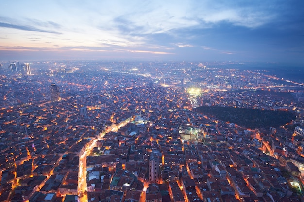 Vista aérea da cidade de Istambul, no centro da cidade com arranha-céus à noite