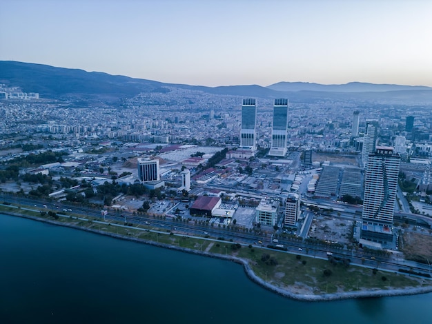 Vista aérea da cidade de Izmir de cima da baía de Izmir com os arranha-céus