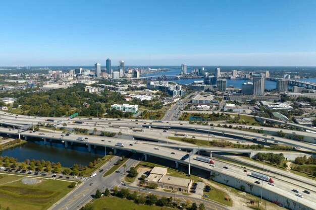 Vista aérea da cidade de jacksonville com altos edifícios de escritórios e intersecção de rodovias americanas com carros e caminhões de condução rápida.