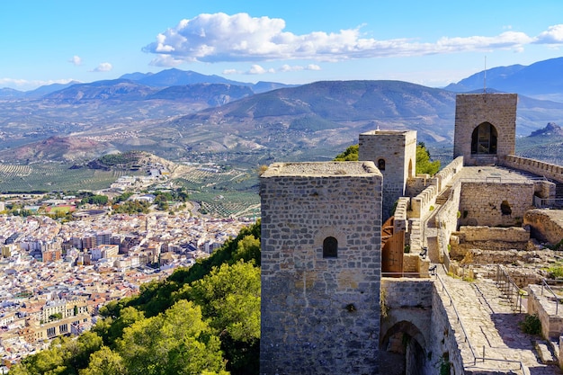 Vista aérea da cidade de Jaen, no sopé de seu castelo no topo da montanha. Andaluzia Espanha.