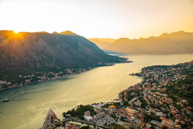 Vista aérea da cidade de kotor no pôr do sol