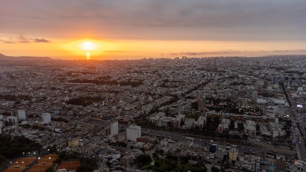 Vista aérea da cidade de Lima e do mar do Pacífico durante o pôr do sol