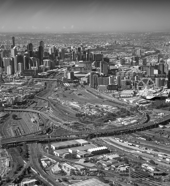 Vista aérea da cidade de Melbourne com arranha-céus, estrada de ferro e estrada interestadual.