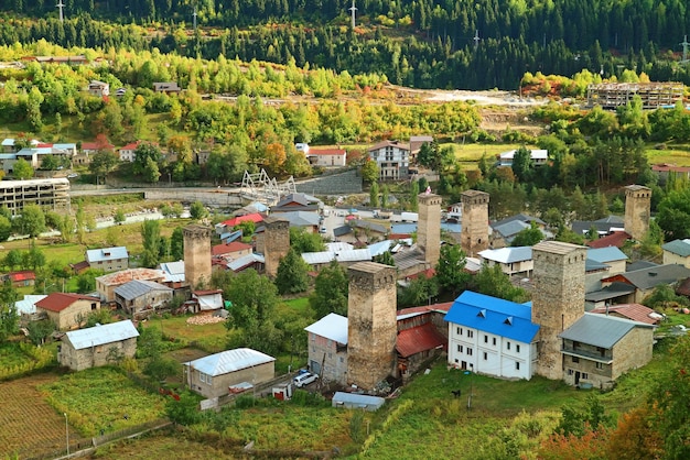 Vista aérea da cidade de Mestia com a Torre Medieval Swan em Upper Svaneti da Geórgia